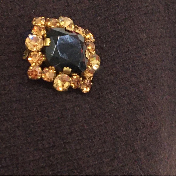 Dark brown cut glass surrounded by golden rhinestones, this is a vintage pin. - Picture 3 of 9